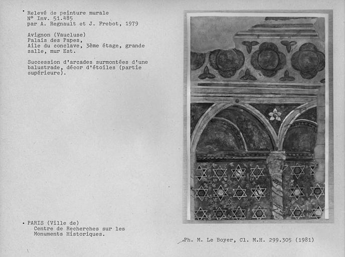 Mur est de la grande salle du conclave au troisième étage : partie supérieure d'une succession d'arcades surmontées d'une balustrade, décor d'étoiles