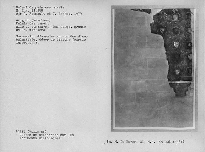 Mur est de la grande salle du conclave au troisième étage : partie inférieure d'une succession d'arcades surmontées d'une balustrade, décor de blasons