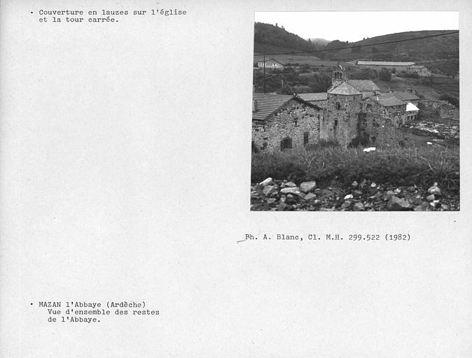 Eglise. Couverture en lauzes schisteuses sur l'église et la tour carrée