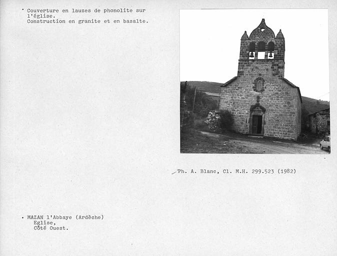 Eglise. Couverture en lauzes schisteuses sur l'église en granite et basalte. Vue côté ouest