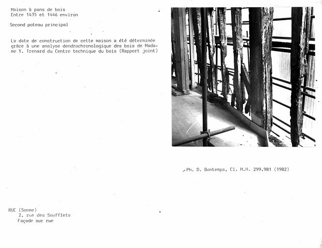 Partie basse de la première et deuxième travée de la façade sur rue à l'étage, second poteau principal