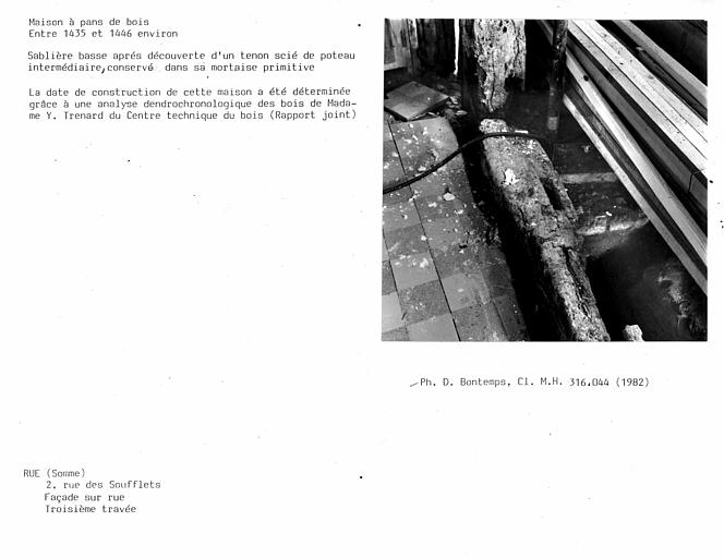 Troisième travée au rez-de-chaussée de la façade sur rue, sablière basse, recouverte d'une mortaise bouchée par un tenon