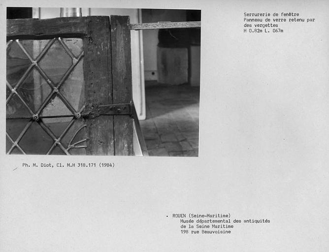 Menuiserie de fenêtre avec panneau de verre losangé, détail