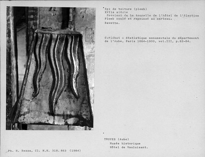 Epi de toiture en plomb de la tourelle, déposé, bavette