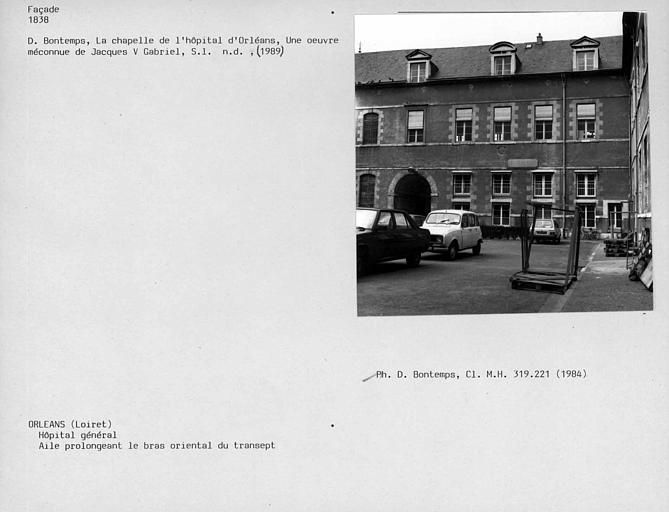 Façade sur cour du corps de bâtiment prolongeant le bras gauche du transept