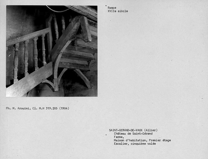 Escalier en bois au premier étage de la maison du fermier, accès au deuxième étage