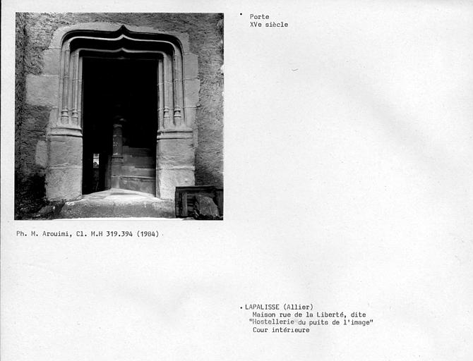 Porte sur cour intérieure