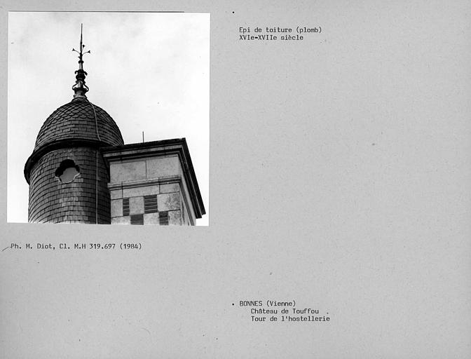 Epi de toiture en plomb de la tour de l'hostellerie au nord-ouest du château