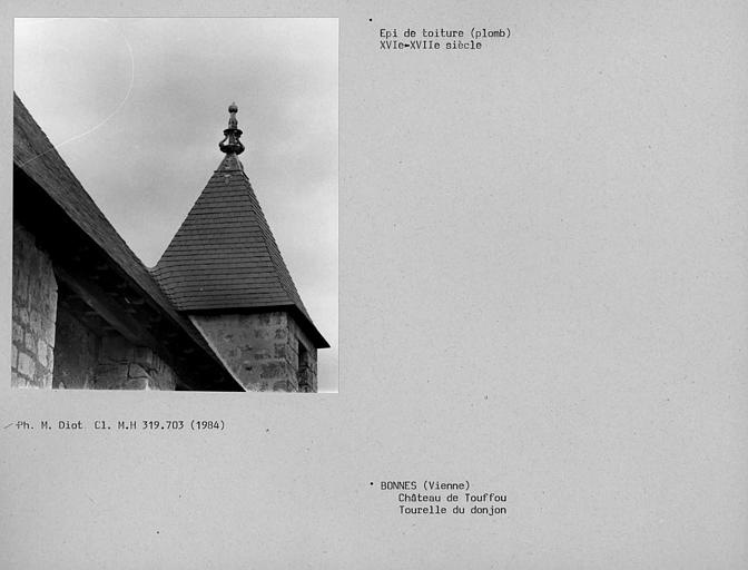 Epi de toiture en plomb sur la tourelle carrée du donjon