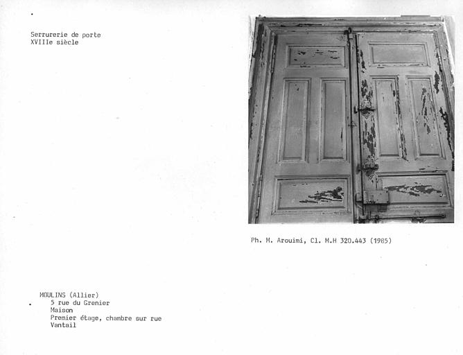 Premier étage du corps de bâtiment, serrurerie du vantail de la porte de la chambre sur rue