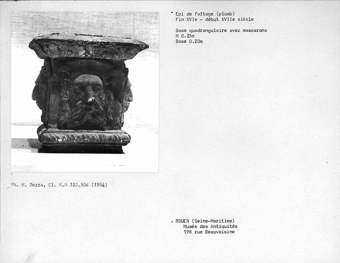 Epi de faîtage en plomb, base quadrangulaire avec mascarons à quatre visages barbus