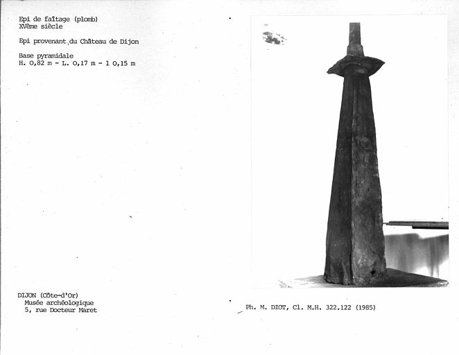 Base pyramidale d'un épi de faîtage en plomb