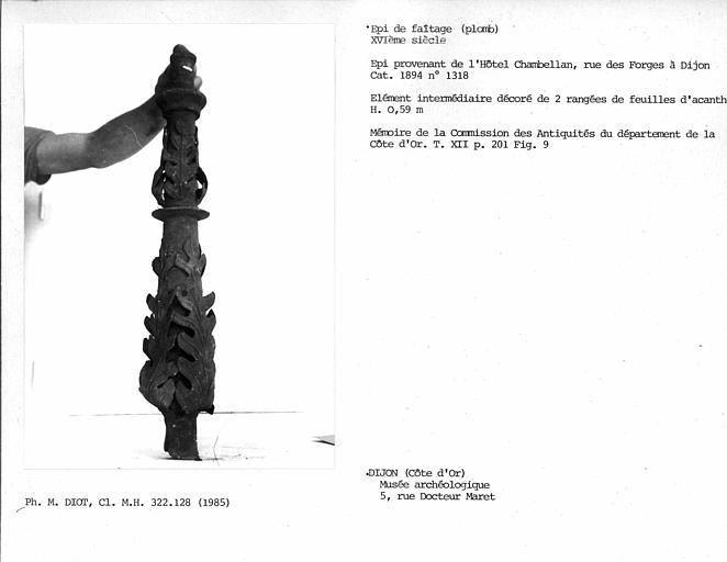 Epi de faîtage en plomb, élément intermédiaire avec hampe décorée de deux rangées de feuilles d'acanthe