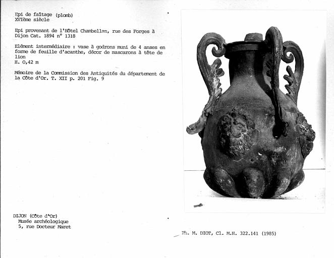 Epi de faîtage en plomb, vase à godrons muni de quatre anses en forme de feuille d'acanthe, décor de mascarons à tête de lion