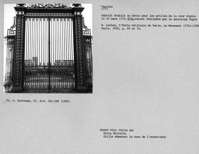 Porte principale de la grille séparant la cour de l'avant-cour