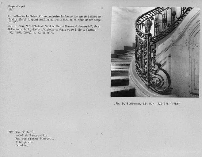 Escalier de l'aile gauche, départ de la rampe en fer forgé