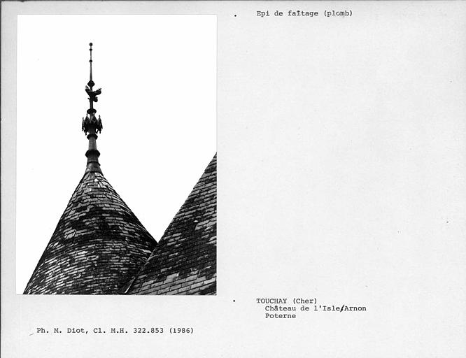 Poterne, épi de faîtage en plomb sur la tour