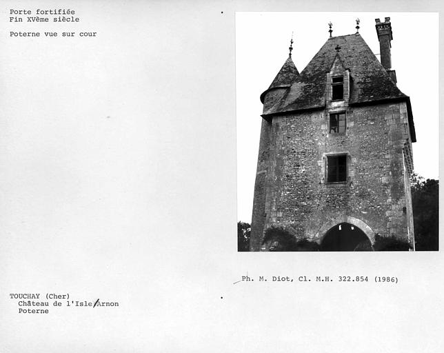 Porte fortifiée vue sur cour