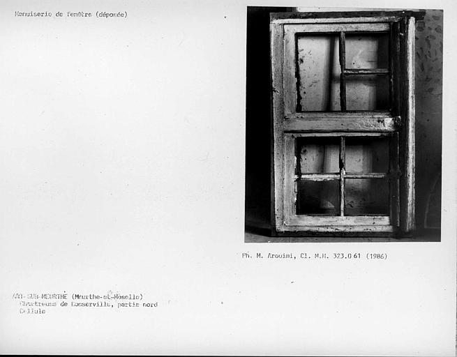 Menuiserie de fenêtre déposée provenant d'une cellule de la partie nord