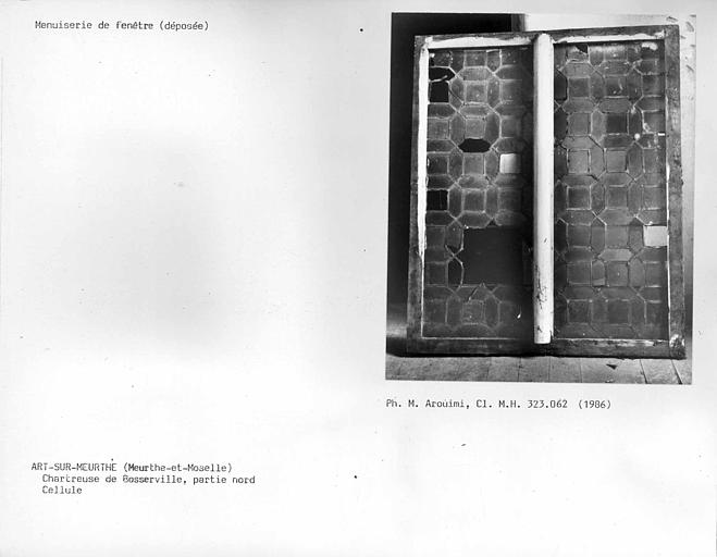 Menuiserie de fenêtre déposée avec vitrail provenant d'une cellule de la partie nord