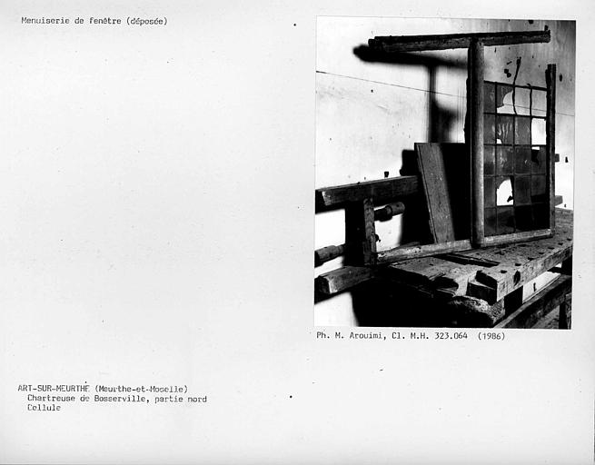 Menuiserie de fenêtre déposée provenant d'une cellule de la partie nord