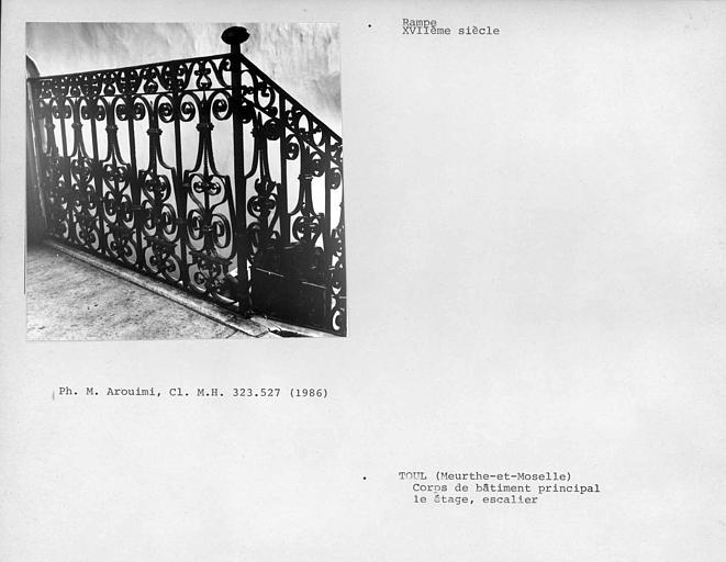 Corps de bâtiment principal, rampe d'escalier en fer forgé au premier étage