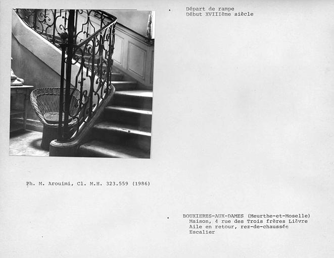 Escalier d'honneur de l'aile en retour, départ de rampe en fer forgé