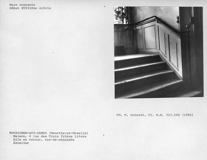 Escalier d'honneur de l'aile en retour, rampe courante en fer forgé au rez-de-chaussée