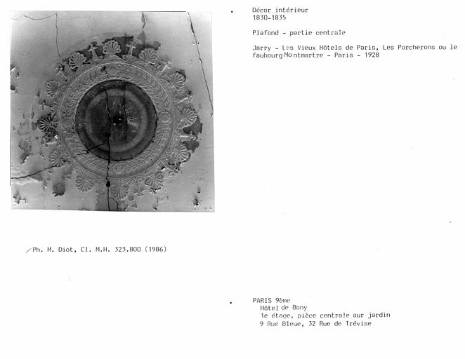 Décor de la chambre du premier étage, pièce centrale sur le jardin, rosace du plafond