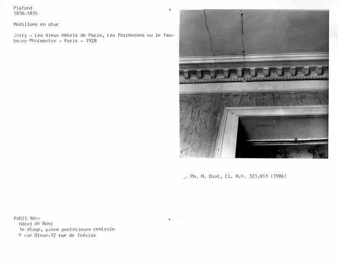 Corniche et moulure de plafond à modillons, pièce arrière centrale du premier étage