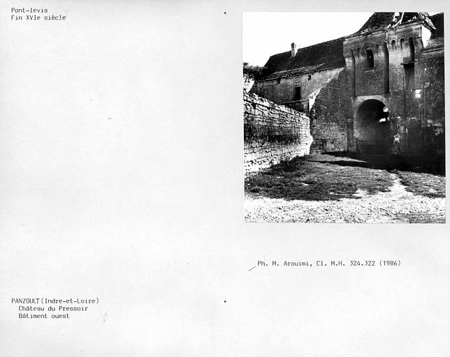 Porte fortifiée et pont levis du bâtiment ouest