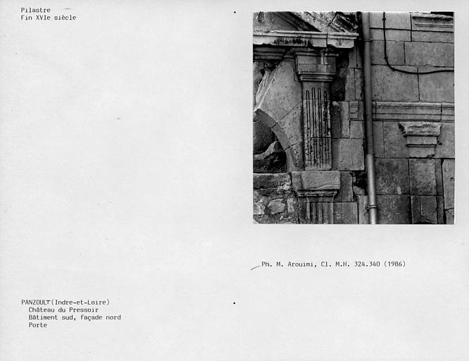 Partie centrale du bâtiment sud, détail du portail de la façade nord côté ouest