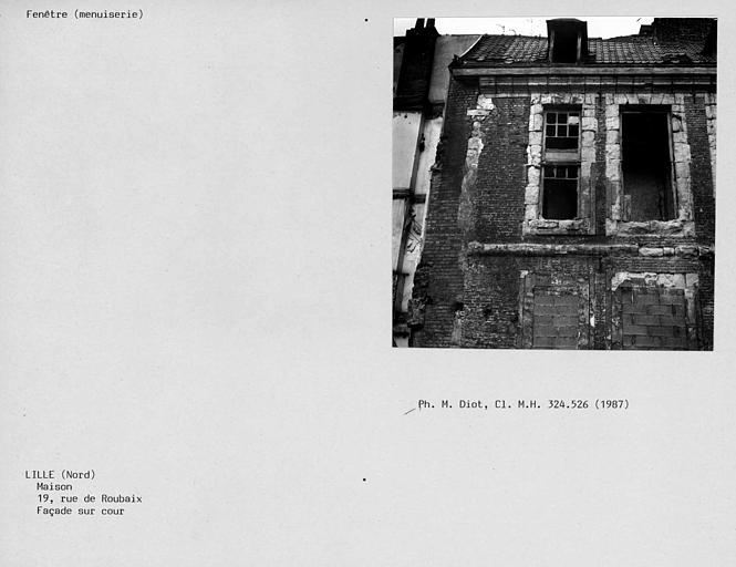 Restes de menuiserie de fenêtre du premier étage de la façade postérieure, côté cour