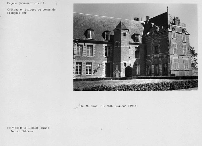 Façade en brique du château