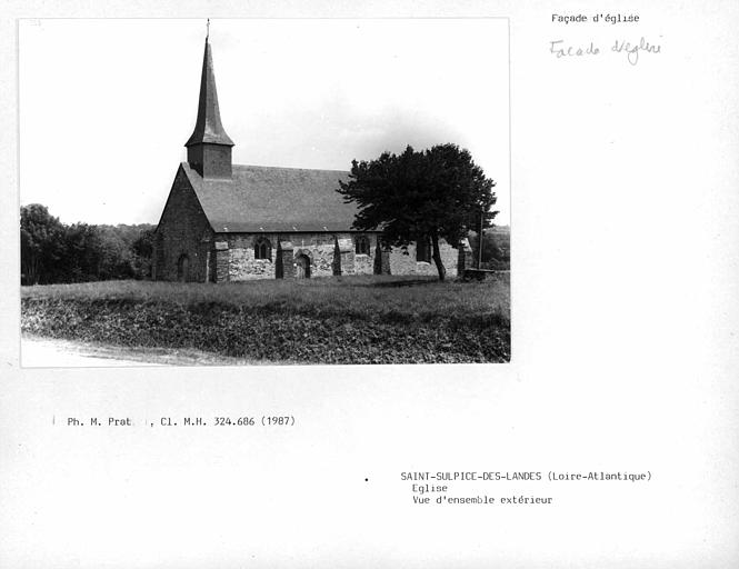 Vue d'ensemble de la façade de l'église