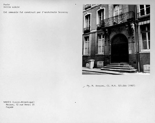 Porte de la façade