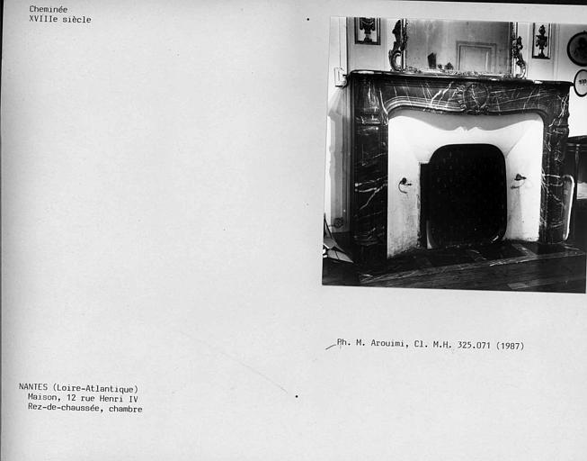 Cheminée de la chambre du rez-de-chaussée