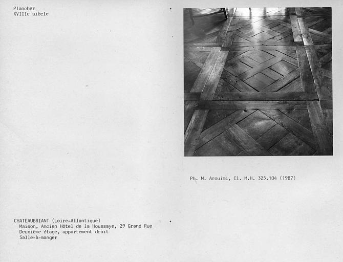 Deuxième étage, appartement côté droit, parquet de la salle à manger