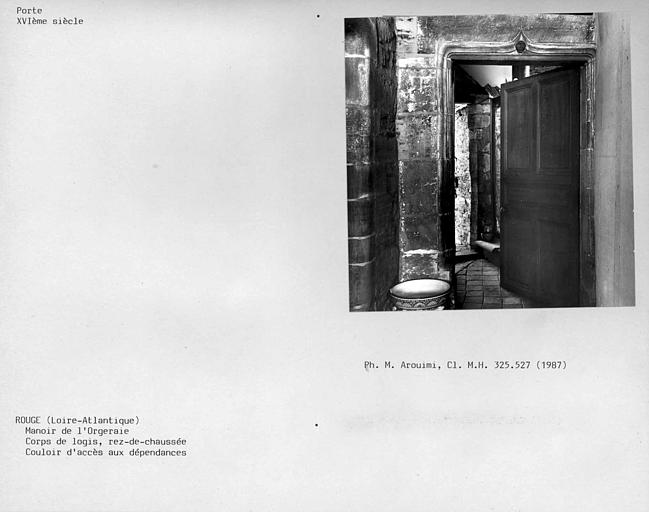 Corps de logis au rez-de-chaussée. Porte d'accès aux dépendances