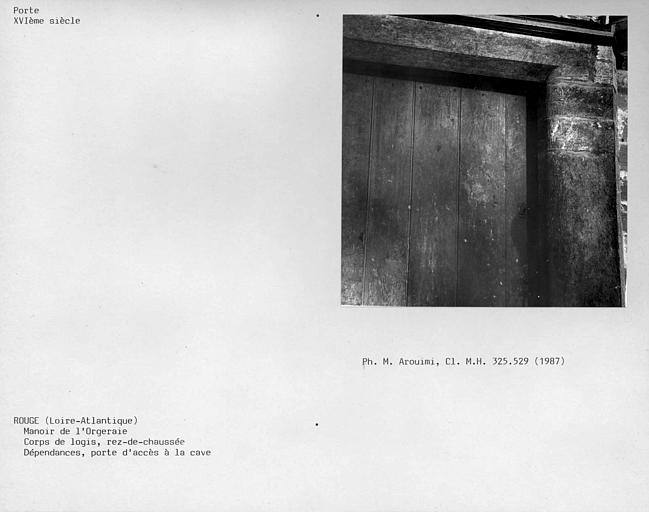 Corps de logis au rez-de-chaussée. Dépendances, détail de la porte de la cave du rez-de-chaussée