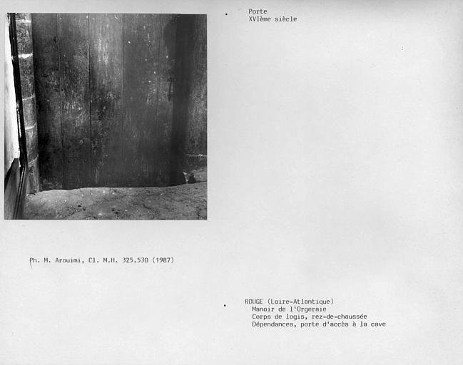 Corps de logis au rez-de-chaussée. Dépendances, détail de la porte de la cave du rez-de-chaussée