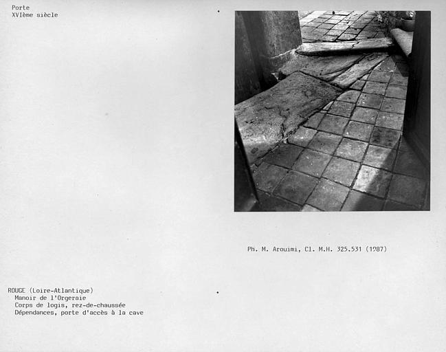 Corps de logis au rez-de-chaussée. Dépendances, détail de la partie inférieure de la porte d'accès à la cave du rez-de-chaussée
