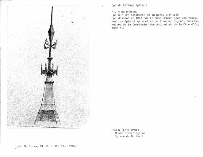 Croquis d'épi de faîtage en plomb sur les bâtiments de la porte d'entrée