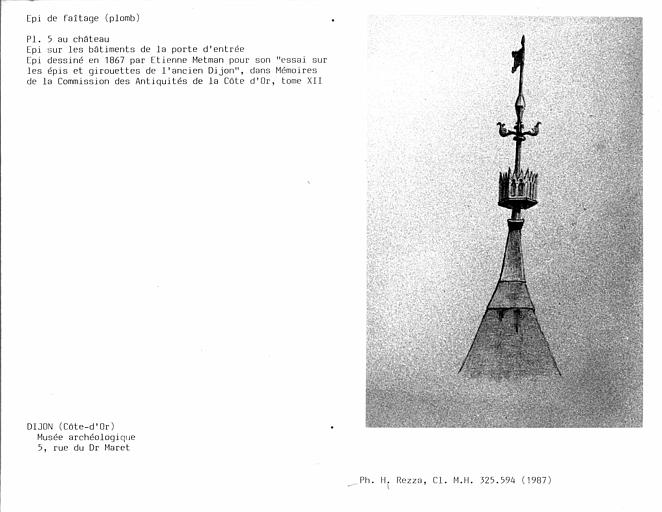 Croquis d'épi de faîtage en plomb sur les bâtiments de la porte d'entrée