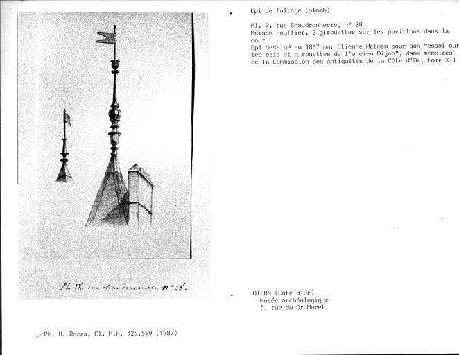 Croquis des épis de faîtage en plomb et des deux girouettes sur les pavillons de la cour