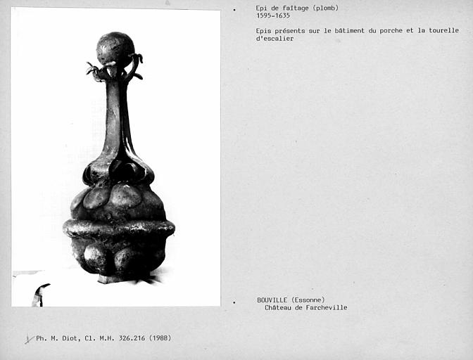 Epi de faîtage en plomb provenant de la poterne d'entrée et de la tourelle d'escalier