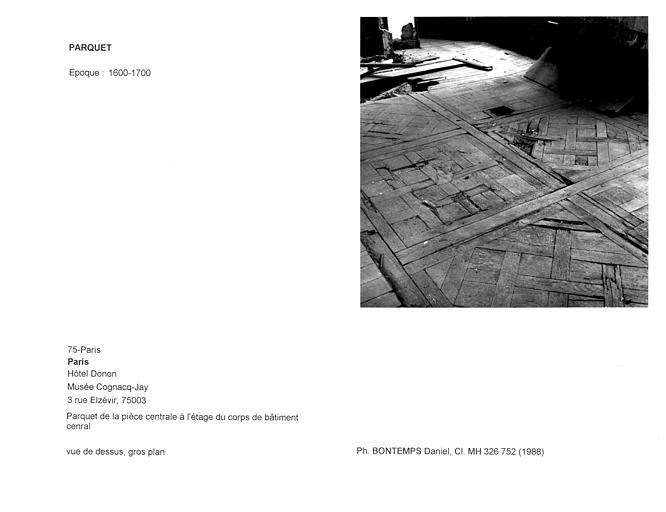 Parquet de la pièce centrale à l'étage du corps de bâtiment central. Vue de dessus, gros plan