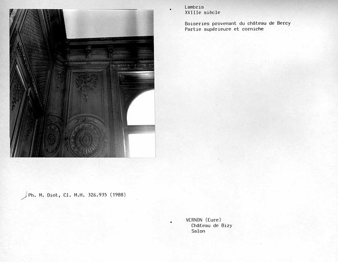 Lambris du salon, motif central du lambris haut du salon, côté jardin entre la porte et la fenêtre