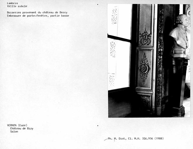 Lambris du salon, partie basse de l'embrasure de porte fenêtre côté jardin