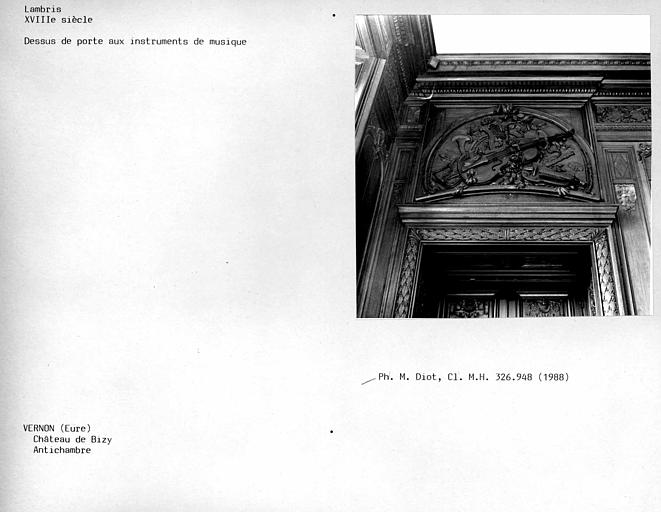 Lambris au-dessus de porte de l'antichambre avec représentation d' instruments de musique